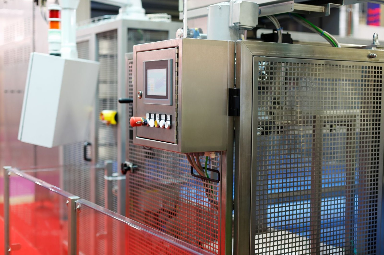 Painel industrial com controlador lógico programável (CLP) e cartões de E/S